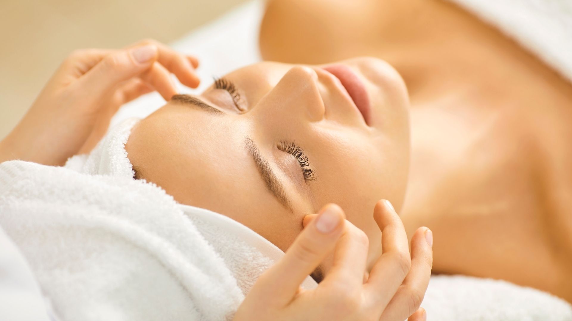 Masajul facial – Alternativa naturală anti-aging la tratamentele invazive